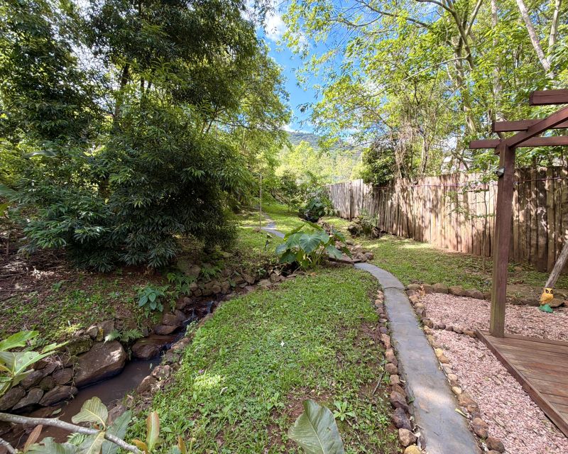 Um refúgio particular em meio à natureza. Com 11.700m² com piscina natural e água corrente, acesso privativo a duas cascatas.