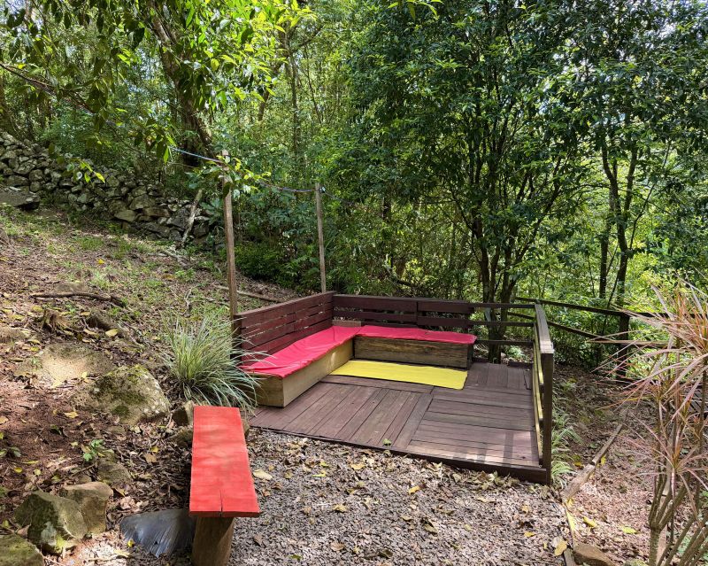 Um refúgio particular em meio à natureza. Com 11.700m² com piscina natural e água corrente, acesso privativo a duas cascatas.