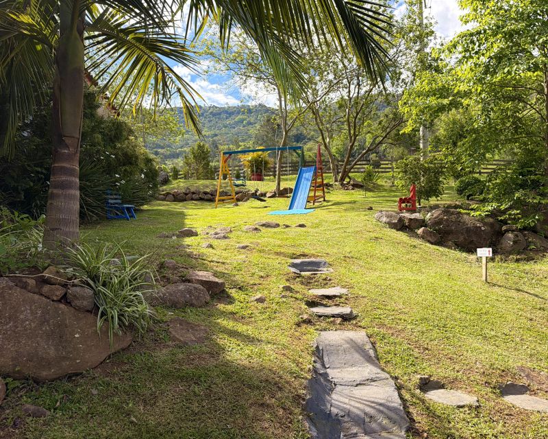 Um refúgio particular em meio à natureza. Com 11.700m² com piscina natural e água corrente, acesso privativo a duas cascatas.