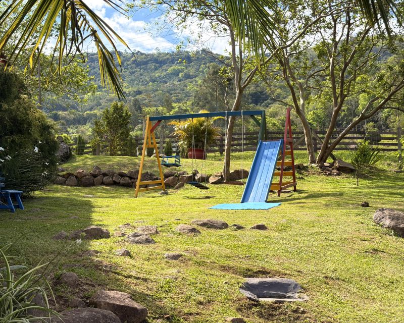 Um refúgio particular em meio à natureza. Com 11.700m² com piscina natural e água corrente, acesso privativo a duas cascatas.