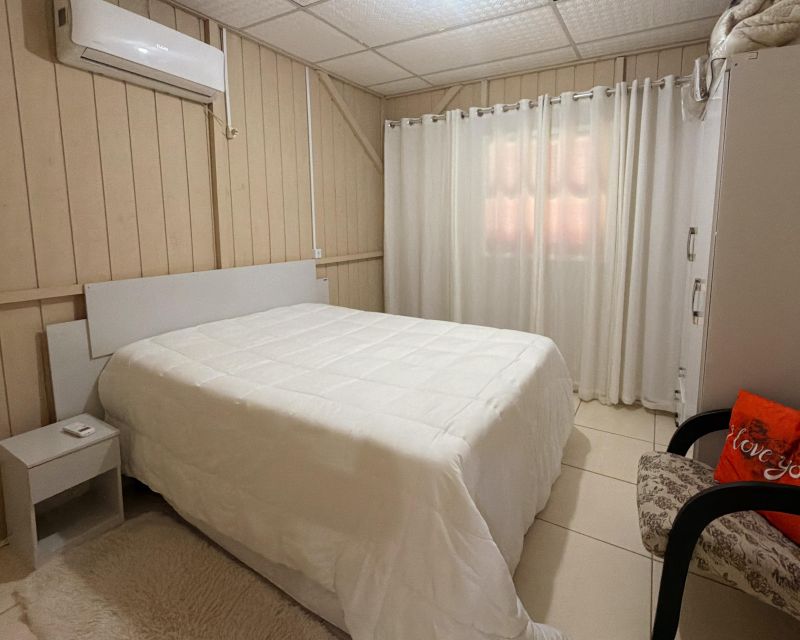 Um refúgio particular em meio à natureza. Com 11.700m² com piscina natural e água corrente, acesso privativo a duas cascatas.