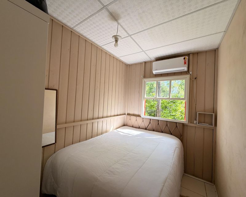 Um refúgio particular em meio à natureza. Com 11.700m² com piscina natural e água corrente, acesso privativo a duas cascatas.