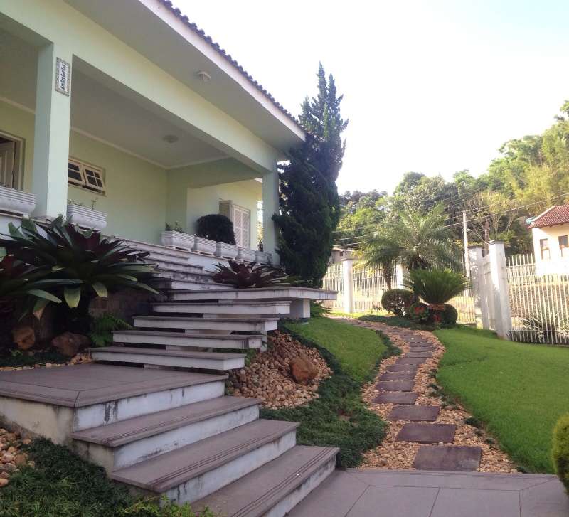 Casa Alvenaria com 3 quartos, 4 banheiros e 278m² à venda no bairro Sagrada Família, Taquara