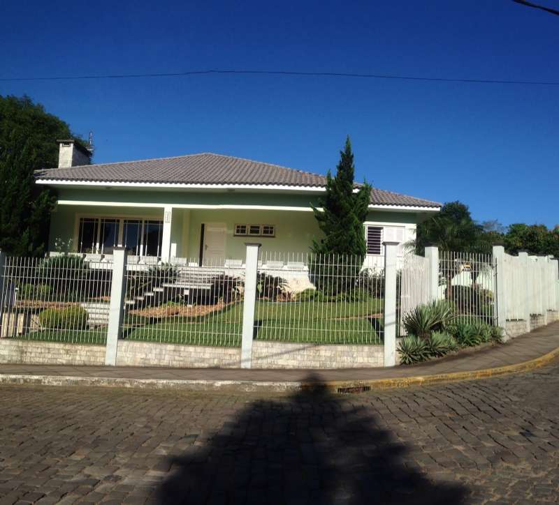 Casa Alvenaria com 3 quartos, 4 banheiros e 278m² à venda no bairro Sagrada Família, Taquara