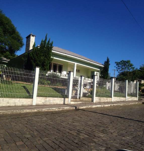 Casa Alvenaria com 3 quartos, 4 banheiros e 278m² à venda no bairro Sagrada Família, Taquara