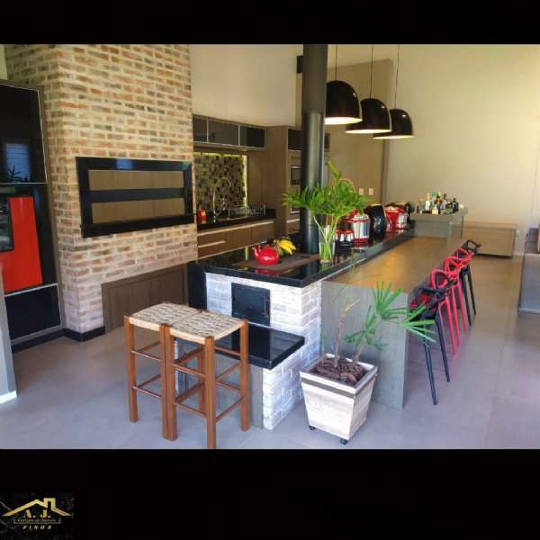 Casa Alvenaria com 3 quartos, 5 banheiros e 300m² à venda no bairro Tucanos, Taquara
