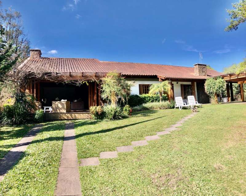 Casa Alvenaria com 3 quartos, 4 banheiros e 269m² à venda no bairro Bosque Sinosserra, Canela
