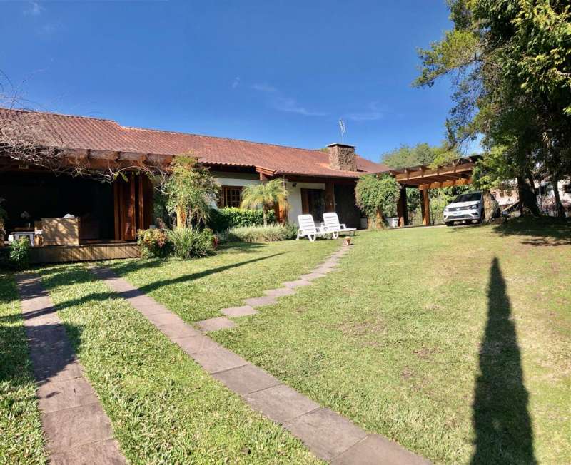 Casa Alvenaria com 3 quartos, 4 banheiros e 269m² à venda no bairro Bosque Sinosserra, Canela
