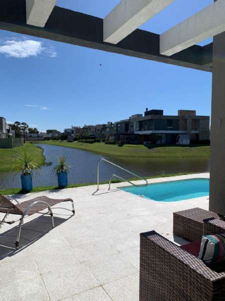 Casa Alvenaria com 4 quartos, 5 banheiros e 200m² à venda no bairro Centro, Xangri-Lá