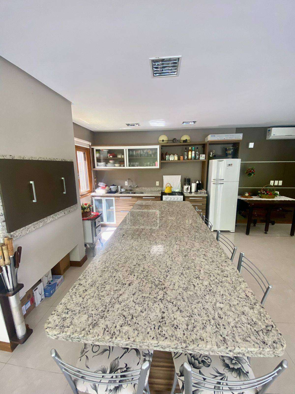 Casa Alvenaria com 3 quartos, 3 banheiros e 320m² à venda no bairro Morro do Leôncio, Taquara