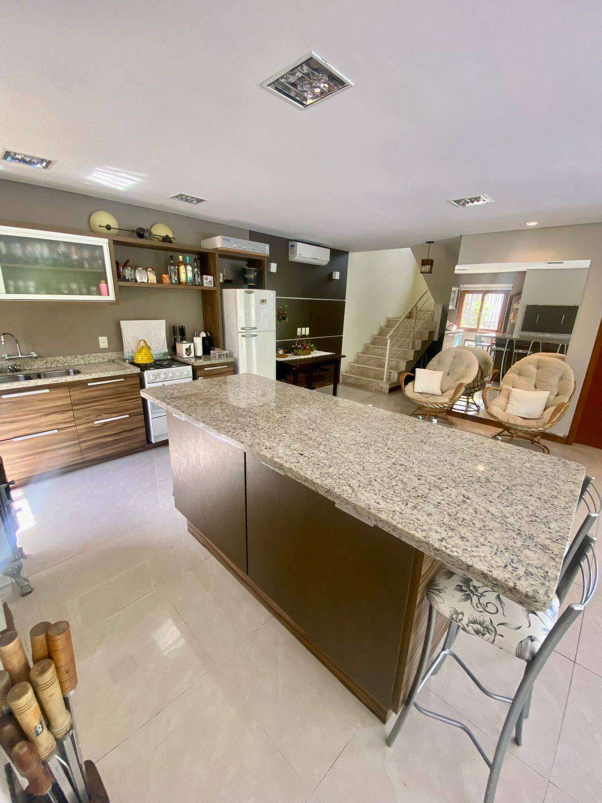 Casa Alvenaria com 3 quartos, 3 banheiros e 320m² à venda no bairro Morro do Leôncio, Taquara