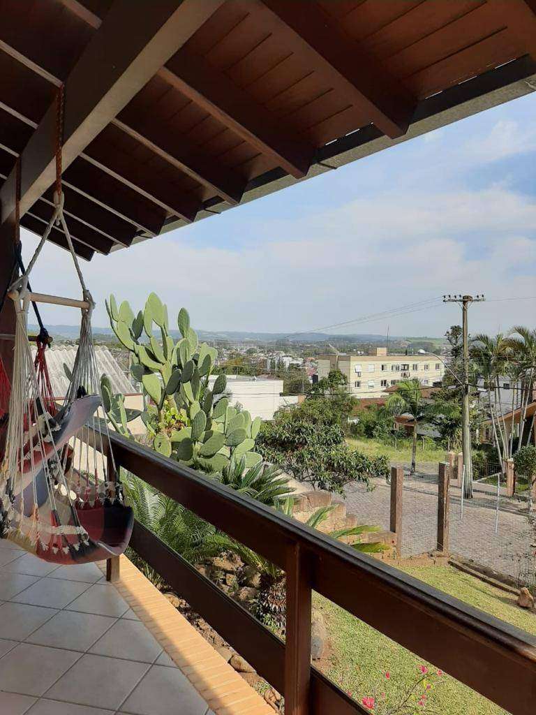 Casa Alvenaria com 4 quartos, 3 banheiros e 208m² à venda no bairro Centro, Taquara