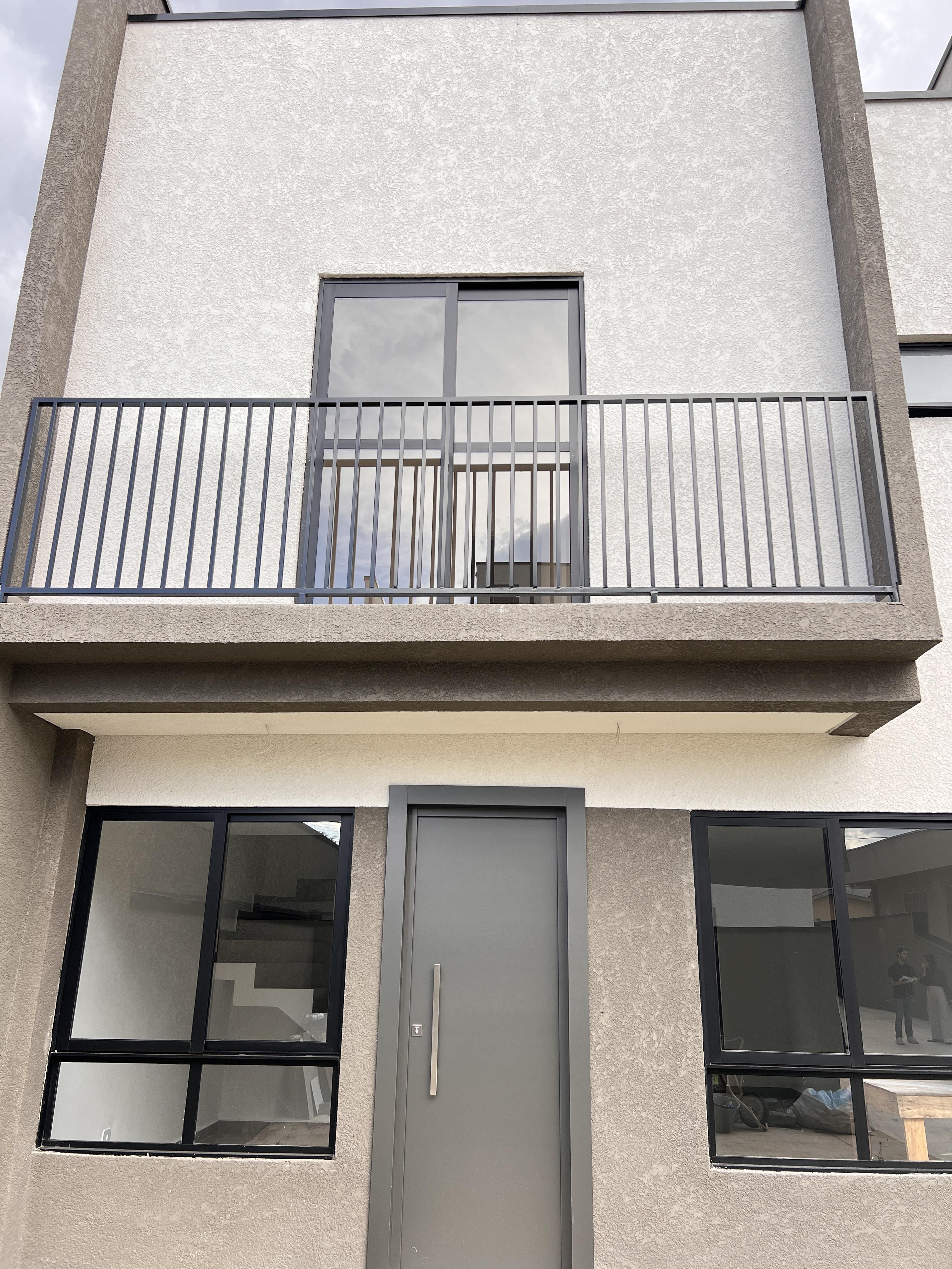 Sobrado triplex com 3 quartos, sendo 1 suite, 2 vagas e terra�o - Xaxim