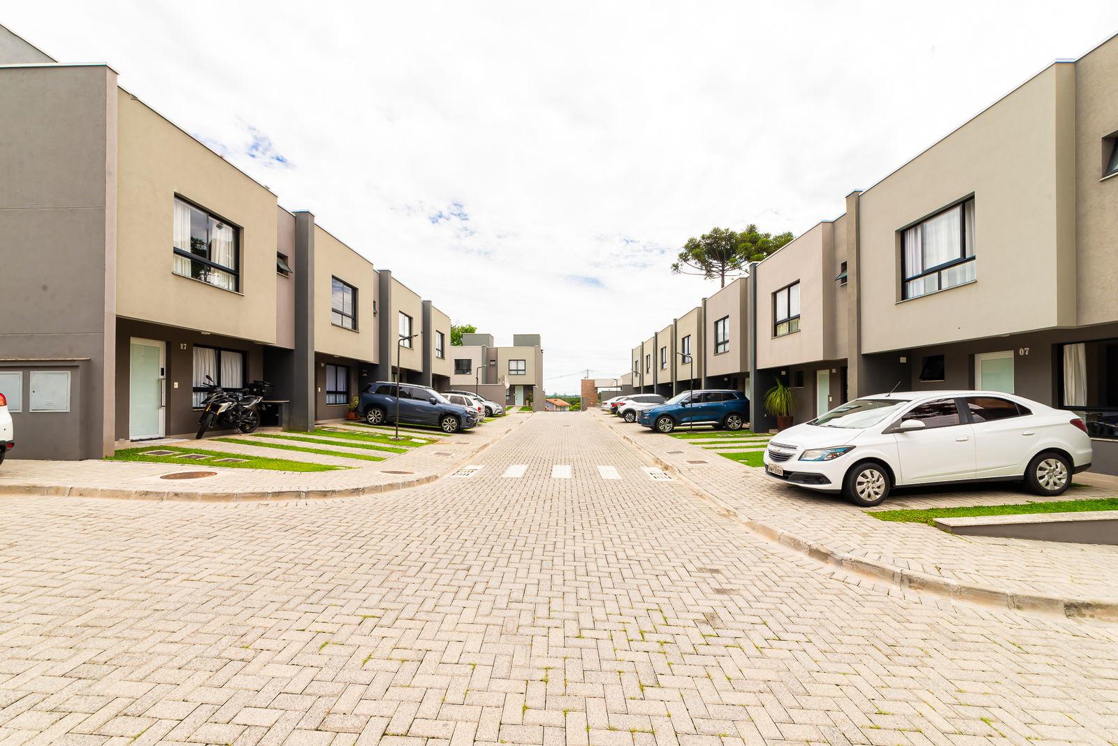 SOBRADO em Curitiba - PR, no bairro Santa C�ndida - Refer�ncia 577-MB7Z