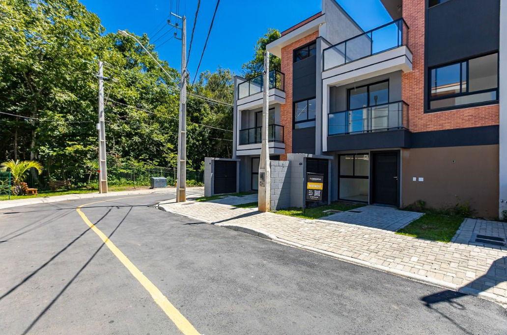 CASA DE CONDOMINIO em Curitiba - PR, no bairro Santa C�ndida - Refer�ncia 566-MB7Z