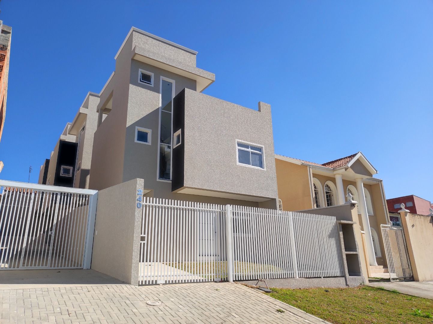 Sobrado Triplex novo em condominio no Xaxim com 3 quartos (1 suite), 2 vagas e Solarium