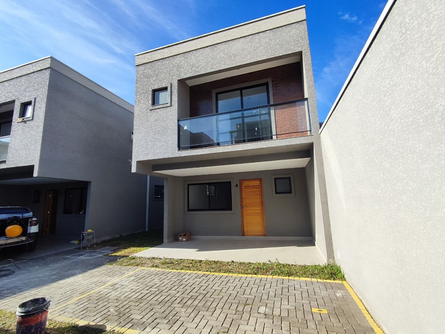 Sobrado novo interno em condominio com 3 quartos sendo 1 suite e 2 vagas- Boa Vista