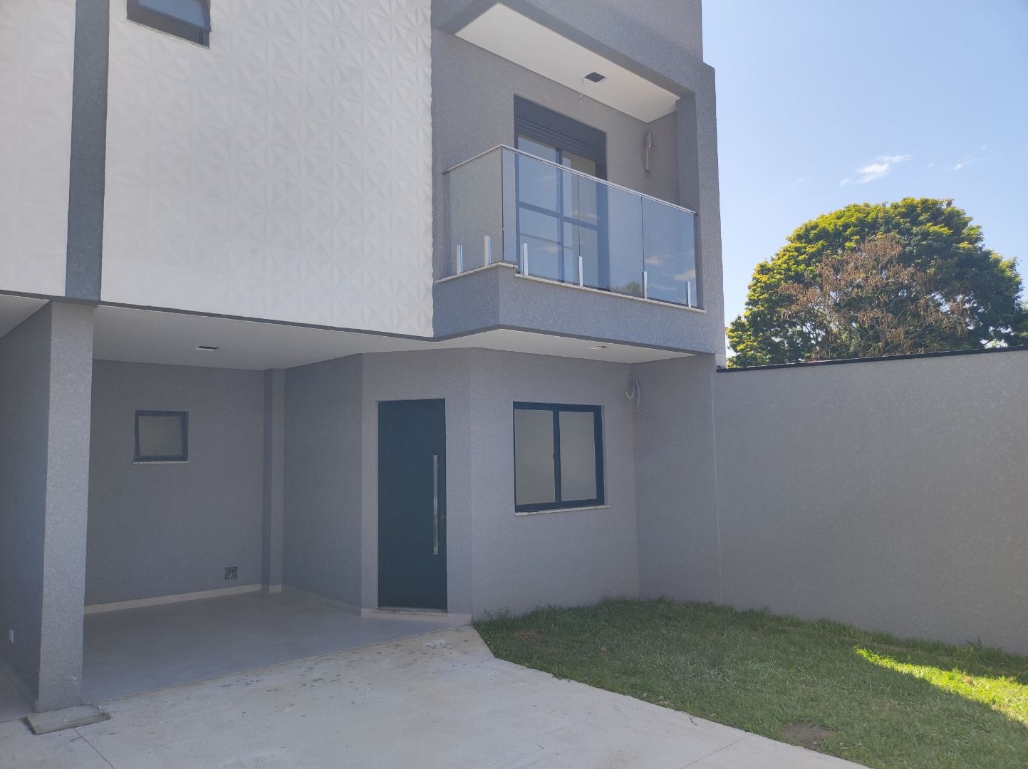 Sobrado novo com 3 quartos sendo 1 suite, 2 vagas, quintal e jacuzzi - Uberaba