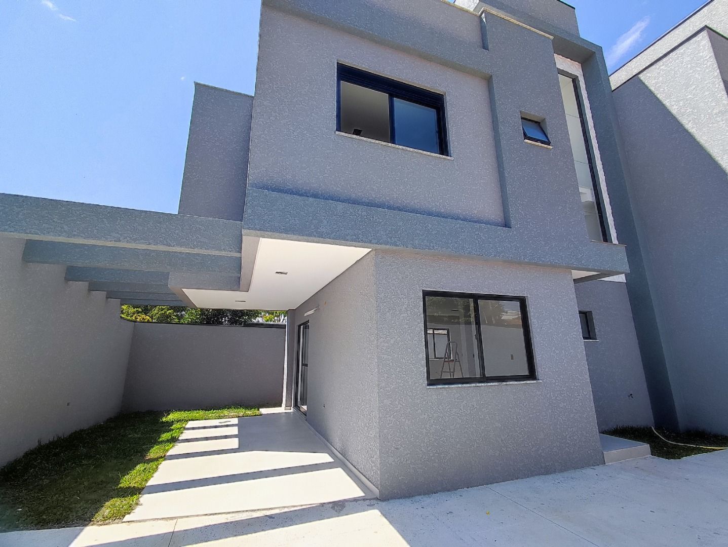 Sobrado triplex novo com 3 quartos, sendo 1 suite, jacuzzi, 2 vagas - Uberaba