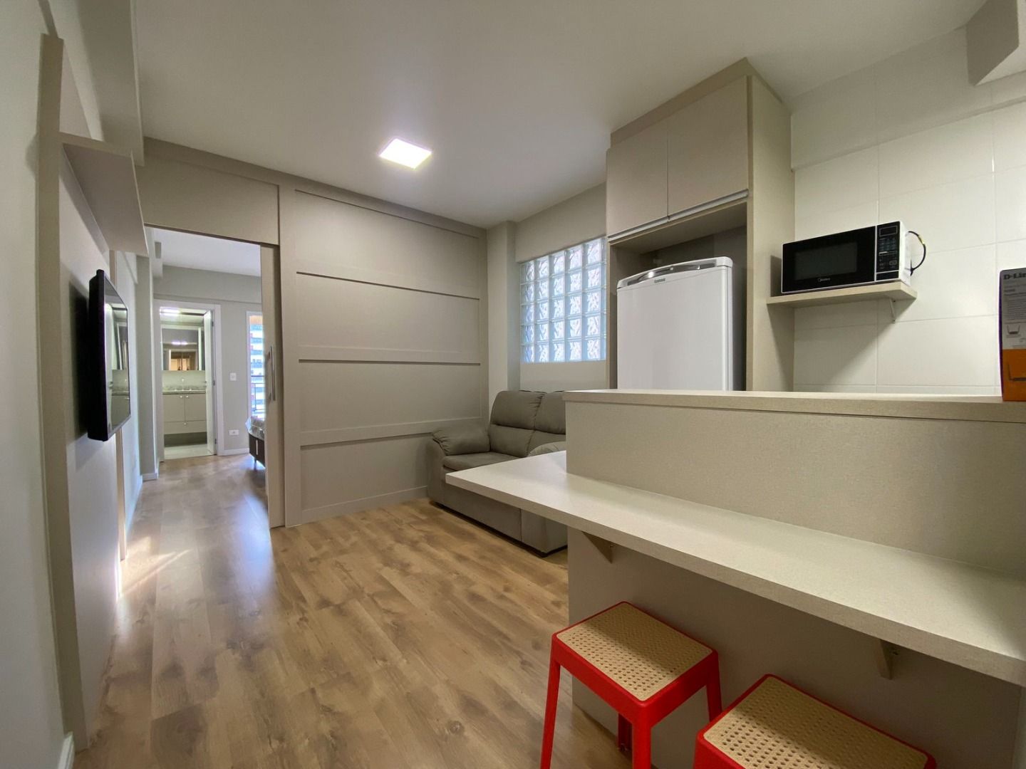 Apartamento semi mobiliado 1 quarto em andar alto - Centro