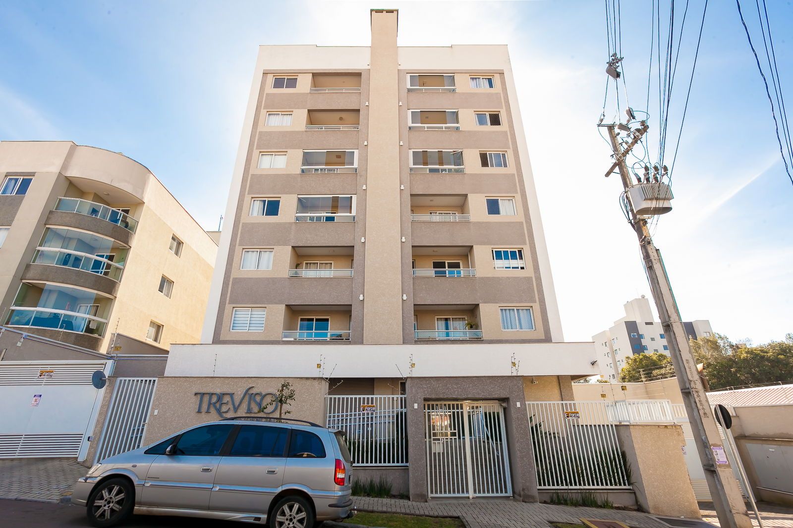 Apartamento semi mobiliado com 2 quartos, sendo 1 suite e vaga coberta - Portao