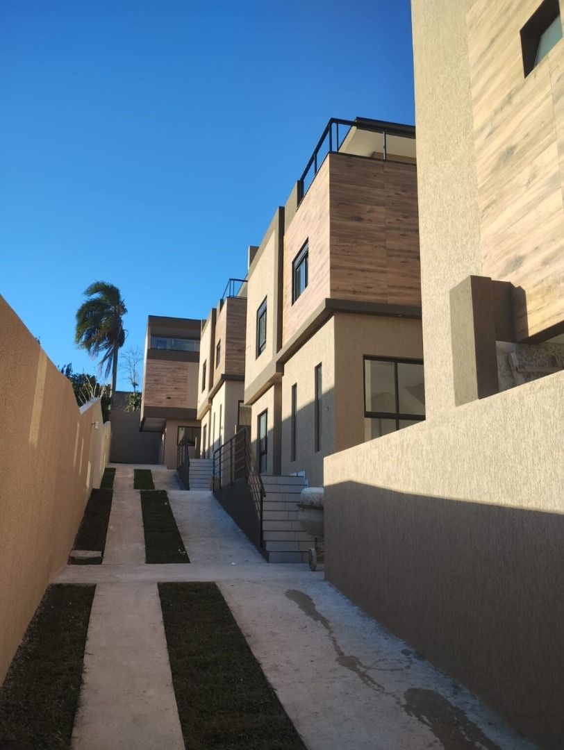 Sobrado triplex novo com 3 quartos com 1 suite e 1 vaga - Bairro Alto