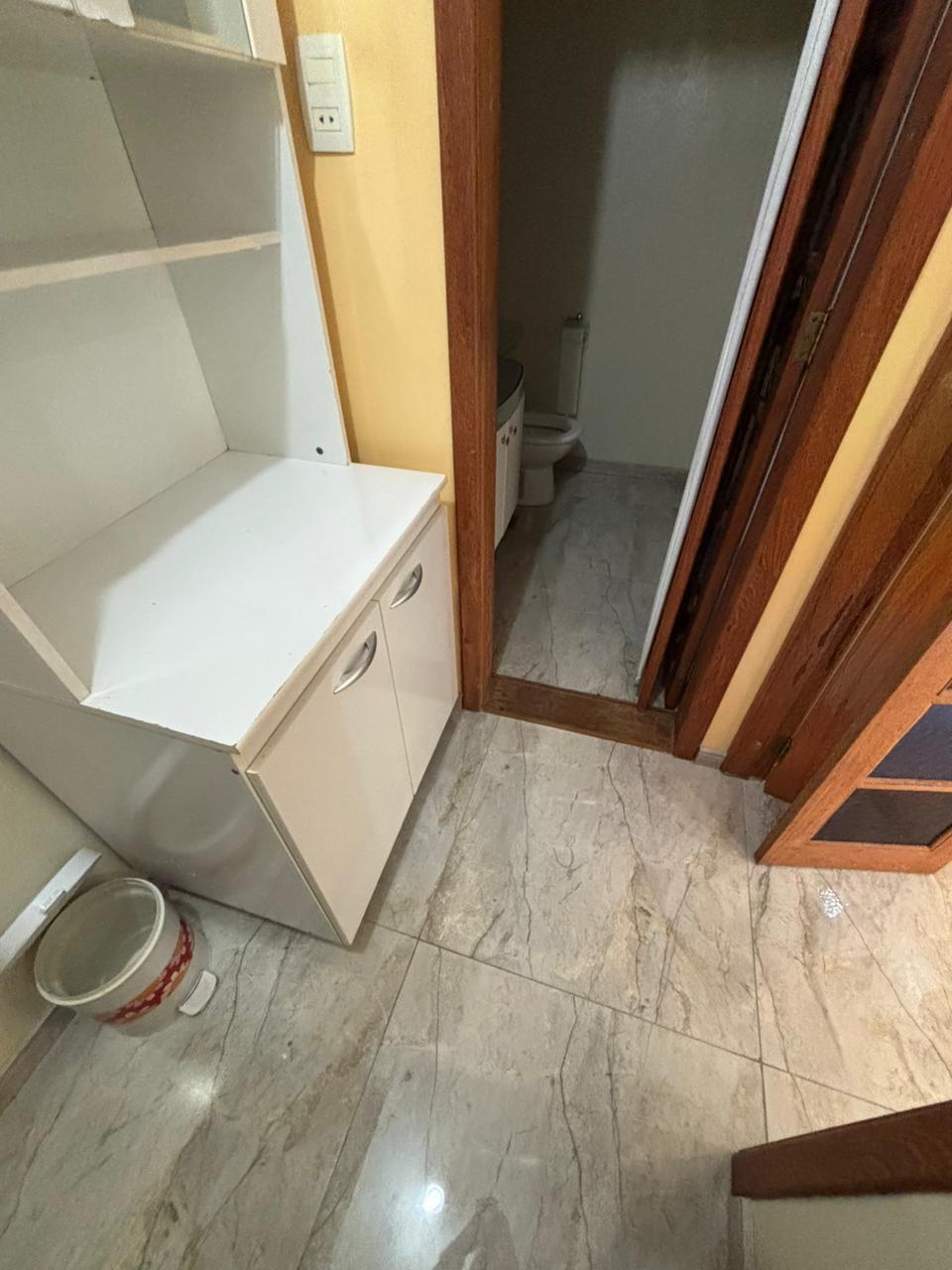 Sala com 1 banheiro e 33m² para alugar no bairro Passo da Areia, Porto Alegre