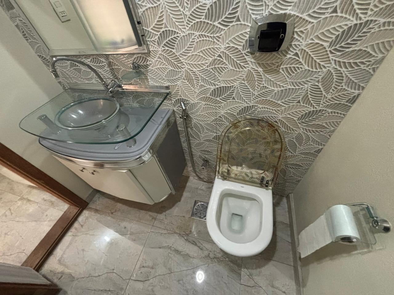 Sala com 1 banheiro e 33m² para alugar no bairro Passo da Areia, Porto Alegre