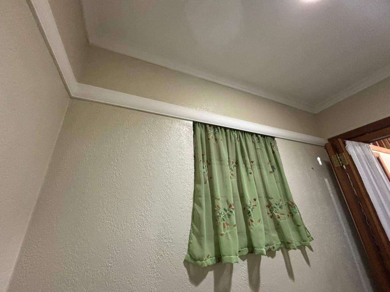 Sala com 1 banheiro e 33m² para alugar no bairro Passo da Areia, Porto Alegre