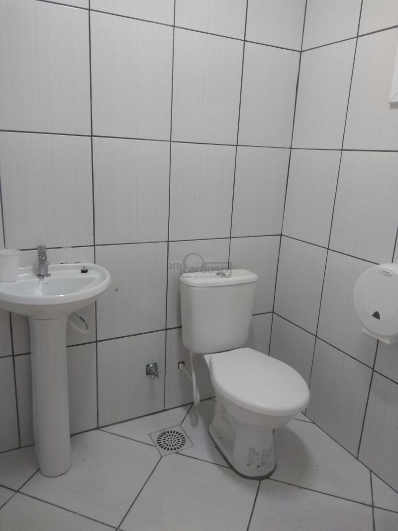 Sala com 23m² para alugar no bairro Sarandi, Porto Alegre