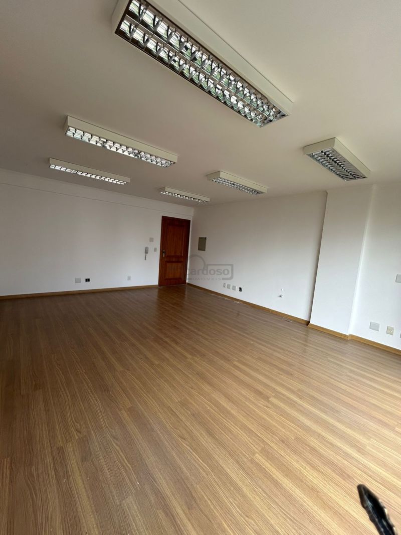 Sala com 1 banheiro e 50m² para alugar no bairro Petropolis, Porto Alegre