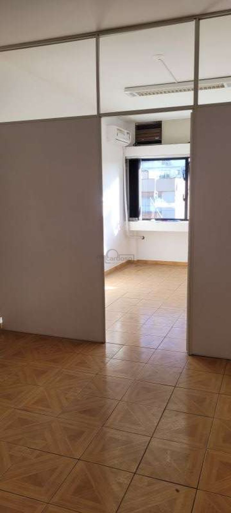 Sala com 1 banheiro e 20m² para alugar no bairro Passo da Areia, Porto Alegre