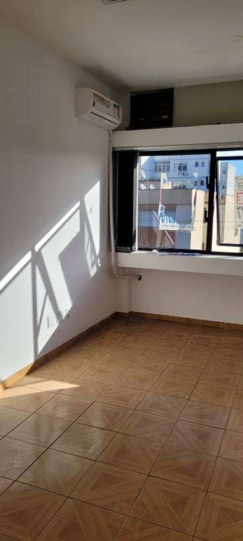Sala com 1 banheiro e 20m² para alugar no bairro Passo da Areia, Porto Alegre