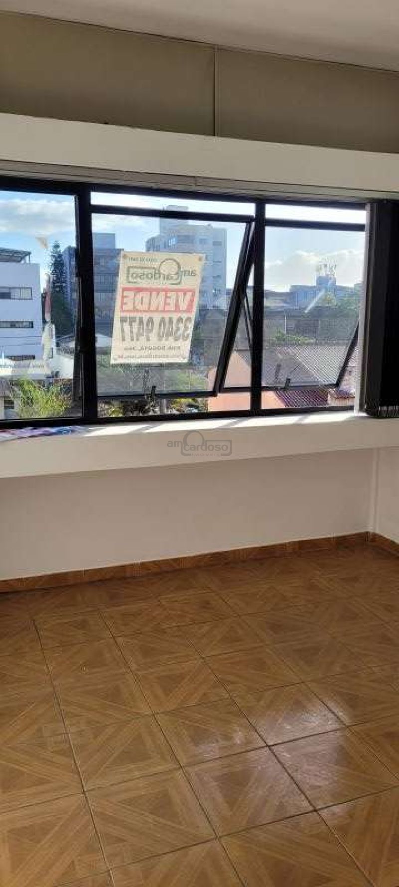 Sala com 1 banheiro e 20m² para alugar no bairro Passo da Areia, Porto Alegre