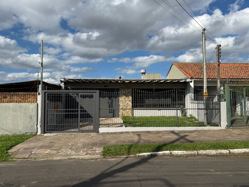 CASA 3 DORM COM VAGAS E PÁTIO