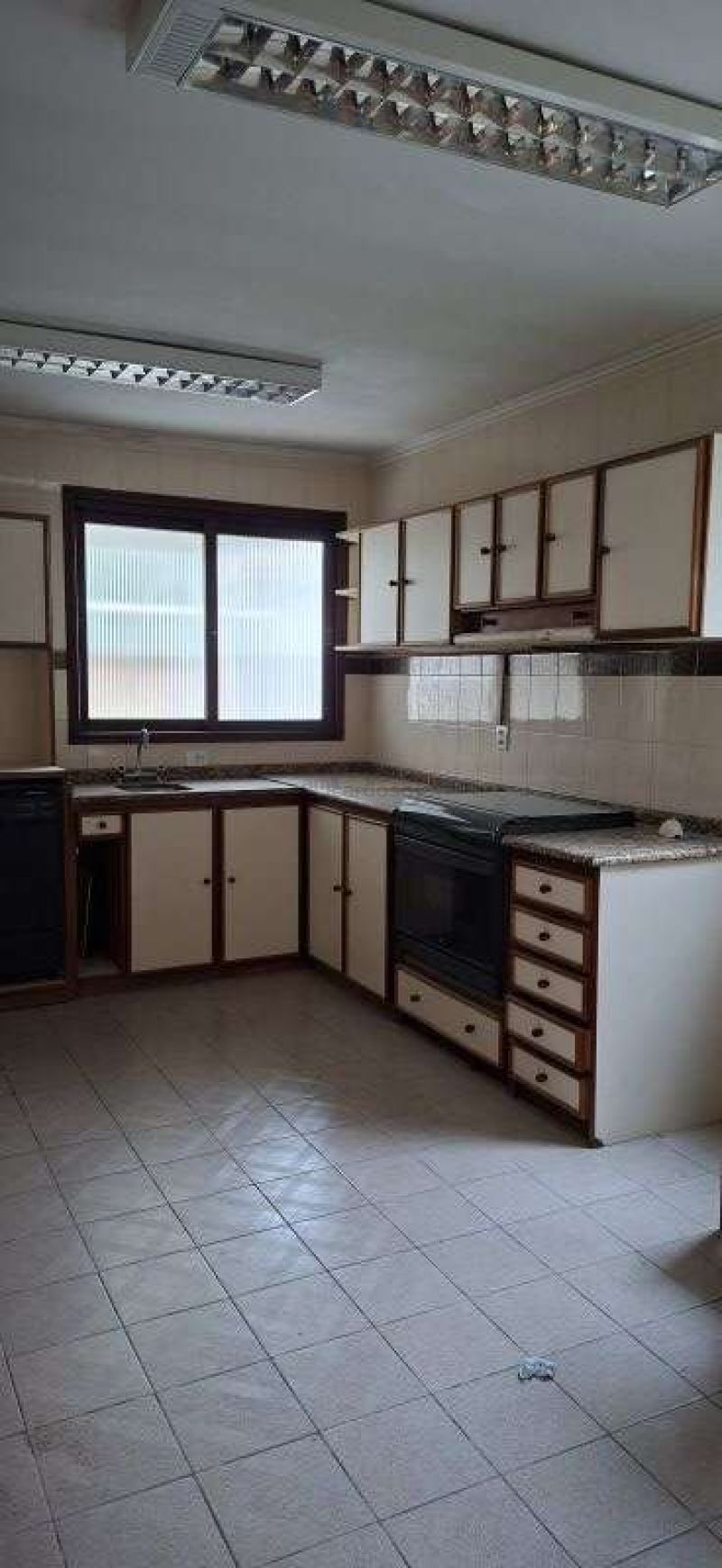 Casa com 4 quartos, 3 banheiros e 229m² para alugar no bairro Jardim Itu, Porto Alegre