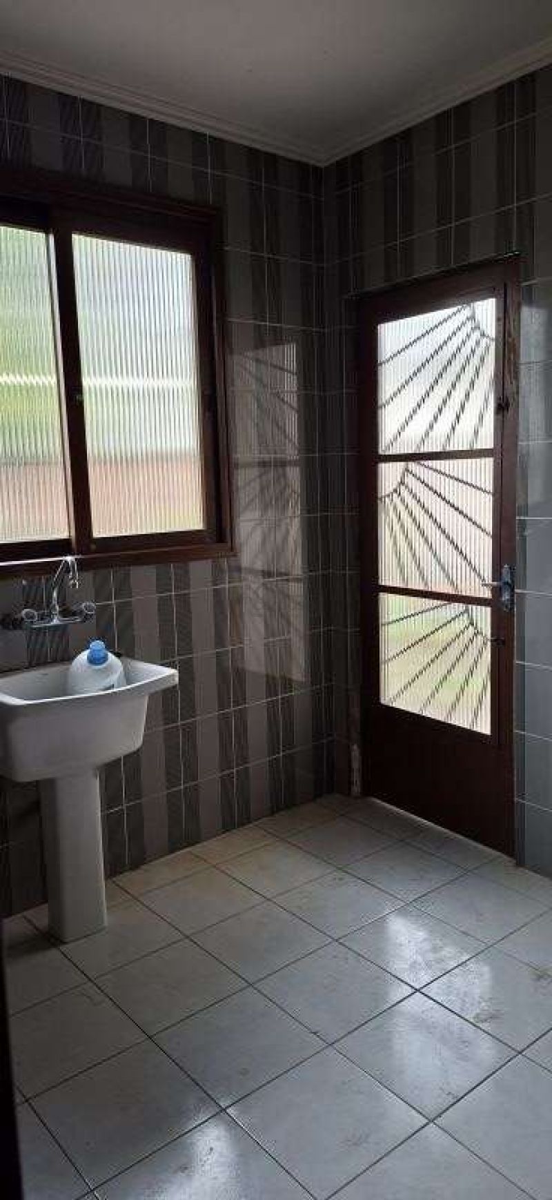 Casa com 4 quartos, 3 banheiros e 229m² para alugar no bairro Jardim Itu, Porto Alegre