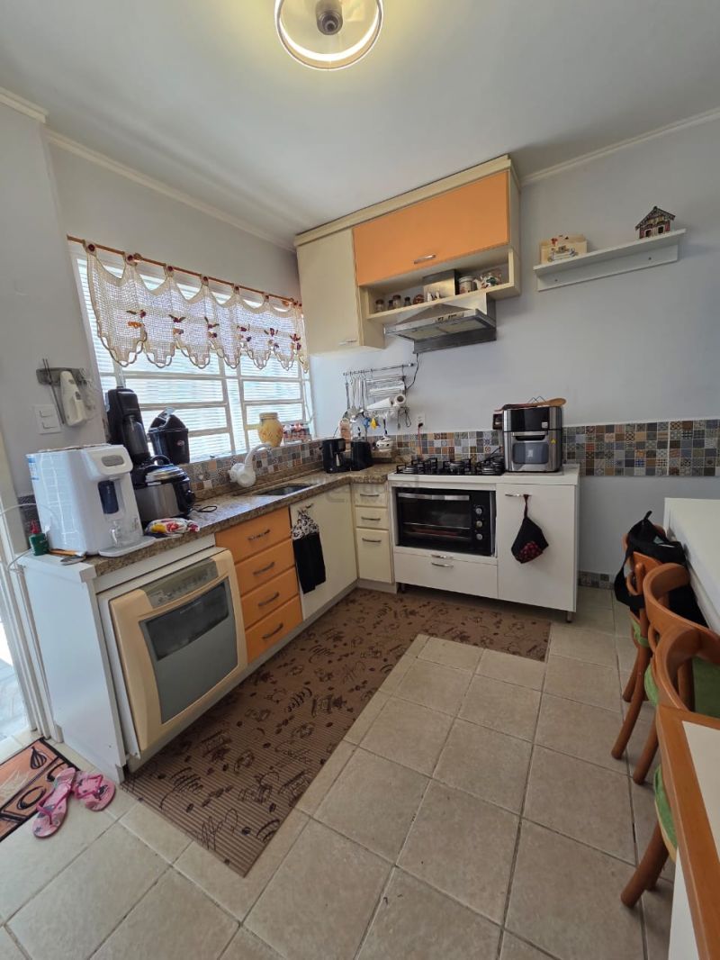 Casa com 3 quartos, 4 banheiros e 177m² para alugar no bairro Sao Sebastiao, Porto Alegre