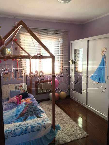 Sobrado com 3 quartos, 3 banheiros e 271m² à venda no bairro Cristo Redentor, Porto Alegre