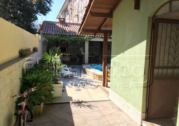 Sobrado com 3 quartos, 3 banheiros e 271m² à venda no bairro Cristo Redentor, Porto Alegre