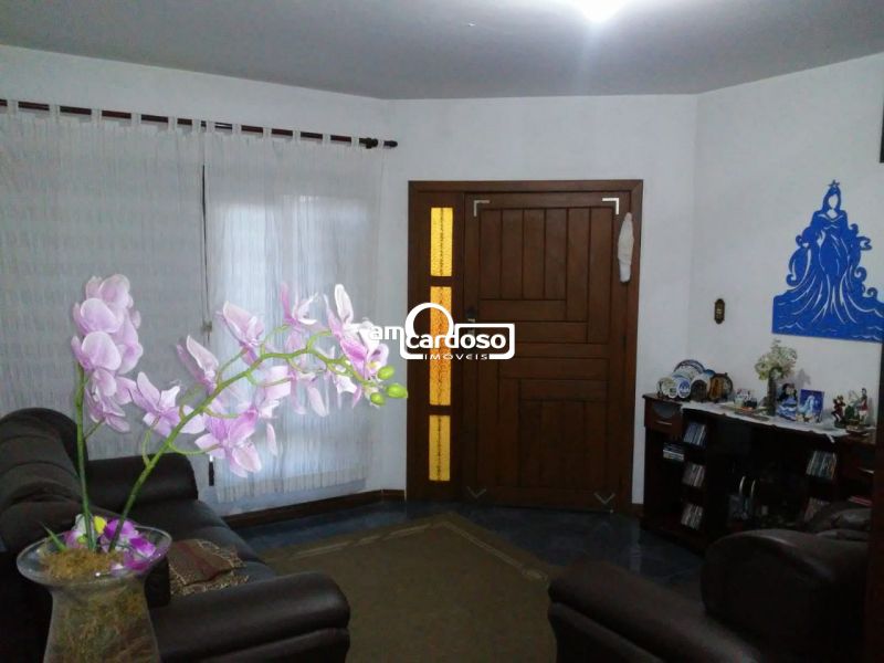 Casa com 4 quartos, 5 banheiros e 220m² à venda no bairro Sarandi, Porto Alegre