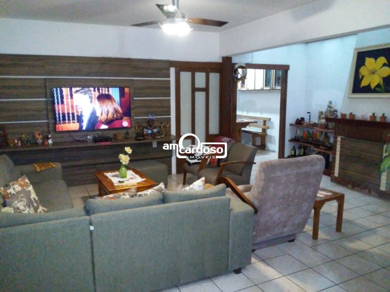 Casa com 4 quartos, 5 banheiros e 220m² à venda no bairro Sarandi, Porto Alegre