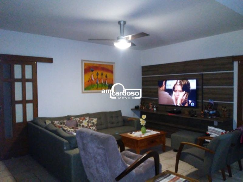 Casa com 4 quartos, 5 banheiros e 220m² à venda no bairro Sarandi, Porto Alegre