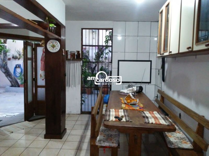 Casa com 4 quartos, 5 banheiros e 220m² à venda no bairro Sarandi, Porto Alegre