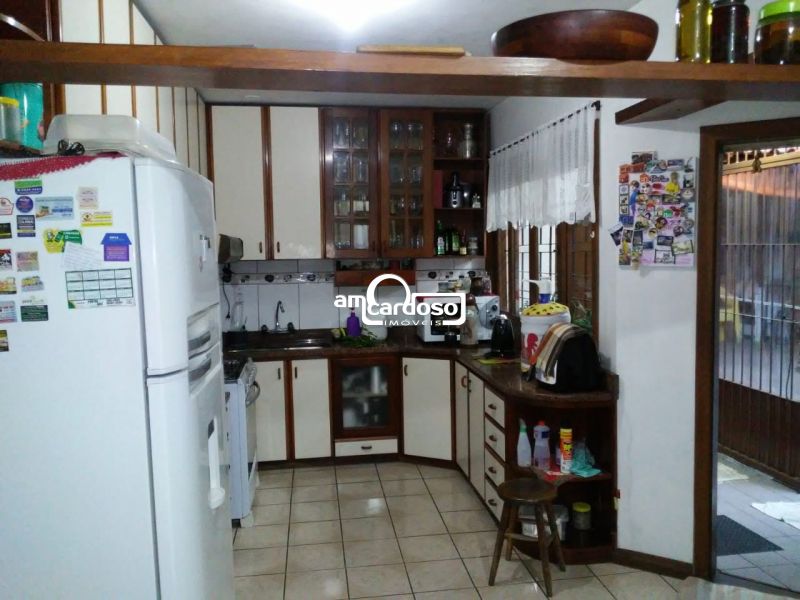 Casa com 4 quartos, 5 banheiros e 220m² à venda no bairro Sarandi, Porto Alegre