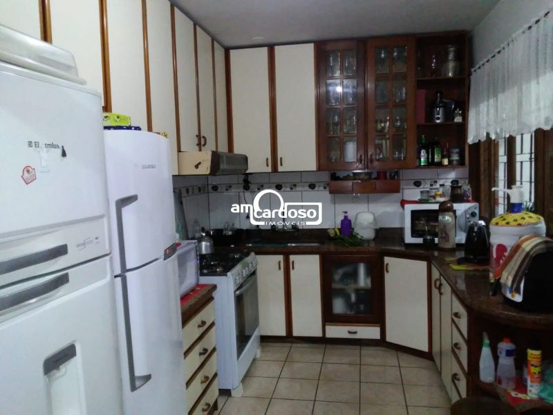Casa com 4 quartos, 5 banheiros e 220m² à venda no bairro Sarandi, Porto Alegre