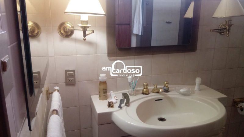 Casa com 3 quartos, 4 banheiros e 250m² à venda no bairro Jardim Lindoia, Porto Alegre