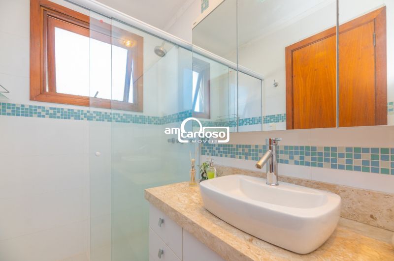Apartamento com 3 quartos, 2 banheiros e 228m² à venda no bairro Cristo Redentor, Porto Alegre