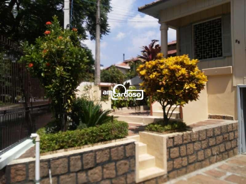 CASA EM TERRENO MEDINDO 9,74 METROS DE FRENTE POR 45 METROS DA FRENTE AO FUNDO