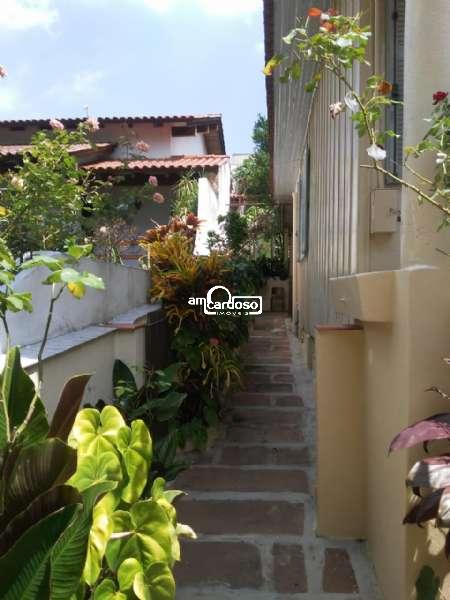CASA EM TERRENO MEDINDO 9,74 METROS DE FRENTE POR 45 METROS DA FRENTE AO FUNDO